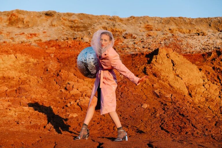Arsip Kehidupan Ekstrem: Mencari Cetak Biru Alien di Kawah Vulkanik dan Palung Terdalam Bumi.